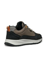Zapatilla deportiva que combina tela gris y cuero negro, con un acento naranja cerca del talón y una suela de goma.