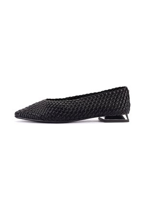 Zapato plano tejido negro con puntera cerrada y puntiaguda y tacón geométrico bajo sobre fondo blanco.
