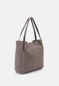 Sac fourre-tout en daim gris avec des accents en cuir noir, deux poignées de épaule, forme rectangulaire et détails de couture visibles.