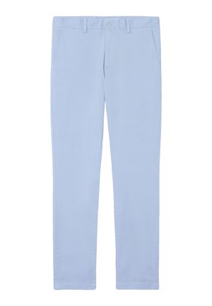 Pantalon droit bleu clair avec poches avant, passants pour ceinture, bouton et fermeture éclair sur fond blanc.