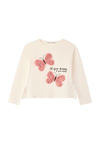 Biała koszula z długim rękawem z dwoma teksturowanymi aplikacjami w kształcie różowych motyli oraz czarnym napisem, który brzmi: "niech twoje marzenia będą twoimi skrzydłami."