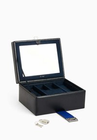 Scatola porta gioielli in pelle nera con uno specchio. L'interno presenta un tessuto blu, scomparti divisi e un lucchetto con hardware in argento.