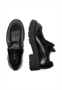 Pantofi din piele neagră cu vârf rotund, talpă groasă, cusături decorative și șireturi. Finisaj neted cu interior căptușit. Marca GINO ROSSI vizibilă.