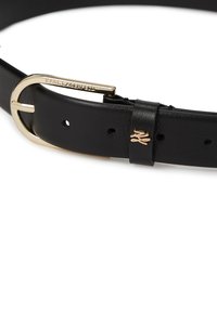 Curea din piele neagră cu un cataramă din metal de culoare aurie și un detaliu subtil al logo-ului. Textură netedă cu găuri distribuite uniform pentru ajustare.