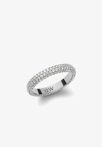 Anillo de plata con una banda lisa, incrustado con pequeños cristales claros, con un interior pulido. Marcado con "MD" en el interior.