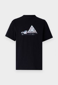 Sort bomulds T-shirt med et grafisk tryk af en hvid lastbil med en trekantet last. Lastbilen har abstrakte designs og tekster.