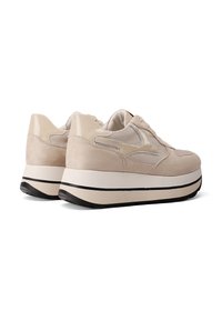 Sneaker platform beige con pannelli in suede e mesh, suole bianche spesse, battistrada nero e lacci frontali disposti in modo da mostrare i talloni e i lati esterni.