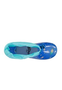 Modrá bota s lesklým povrchem, která má vzor hvězd a design zelené planety, světle modrou látkovou manžetu a polstrovanou stélku.