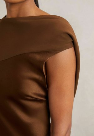 Braunes Satinoberteil mit einem drapierten Design, das über einen Bootsausschnitt und kurze Ärmel verfügt. Die glatte Textur und der subtile Glanz unterstreichen das Material.