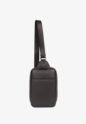 Borsa a tracolla in pelle marrone con una finitura texturizzata, caratterizzata da una forma rettangolare, spallaccio regolabile e tasca frontale.