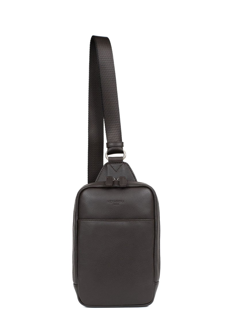 Borsa a tracolla in pelle marrone con una finitura texturizzata, caratterizzata da una forma rettangolare, spallaccio regolabile e tasca frontale.