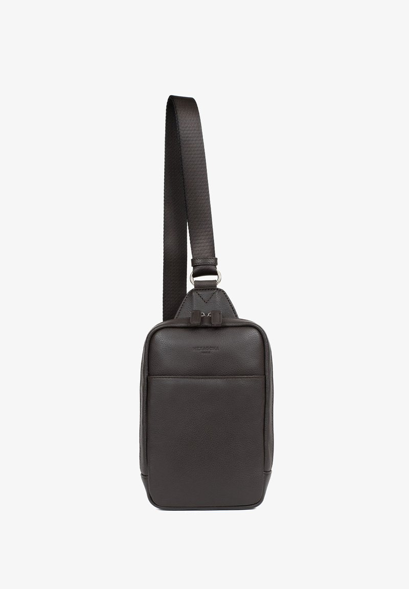 Bruine lederen schoudertas met een gestructureerde afwerking, met een rechthoekige vorm, een verstelbare schouderband en een zak aan de voorkant.