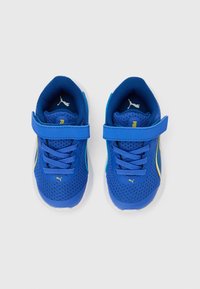 Ζευγάρι μπλε αθλητικά παπούτσια παιδικά με επάνω μέρος από δίχτυ, λουριά με βέλκρο, κορδόνια και λευκές σόλες σε απλό φόντο.