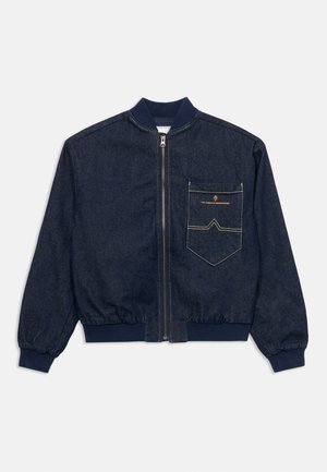 Jachetă bomber din denim albastru închis, cu fermoar frontal, manșete și tiv elastice, și un buzunar mare cusut pe piept cu text și design galben.