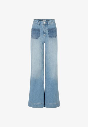 Jeans a gamba larga blu chiaro con due tasche frontali con accenti di denim più scuro, vita alta e bordo con finitura.