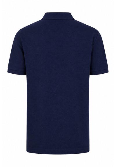 Polo blu scuro a maniche corte con colletto, vista da dietro su sfondo bianco.