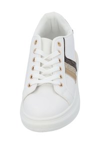 Witte sneaker met platte veters, voorzien van een gouden accent en een getextureerde bruine en glinsterende streep aan de zijkant. Ronde neus en gevoerde zool.