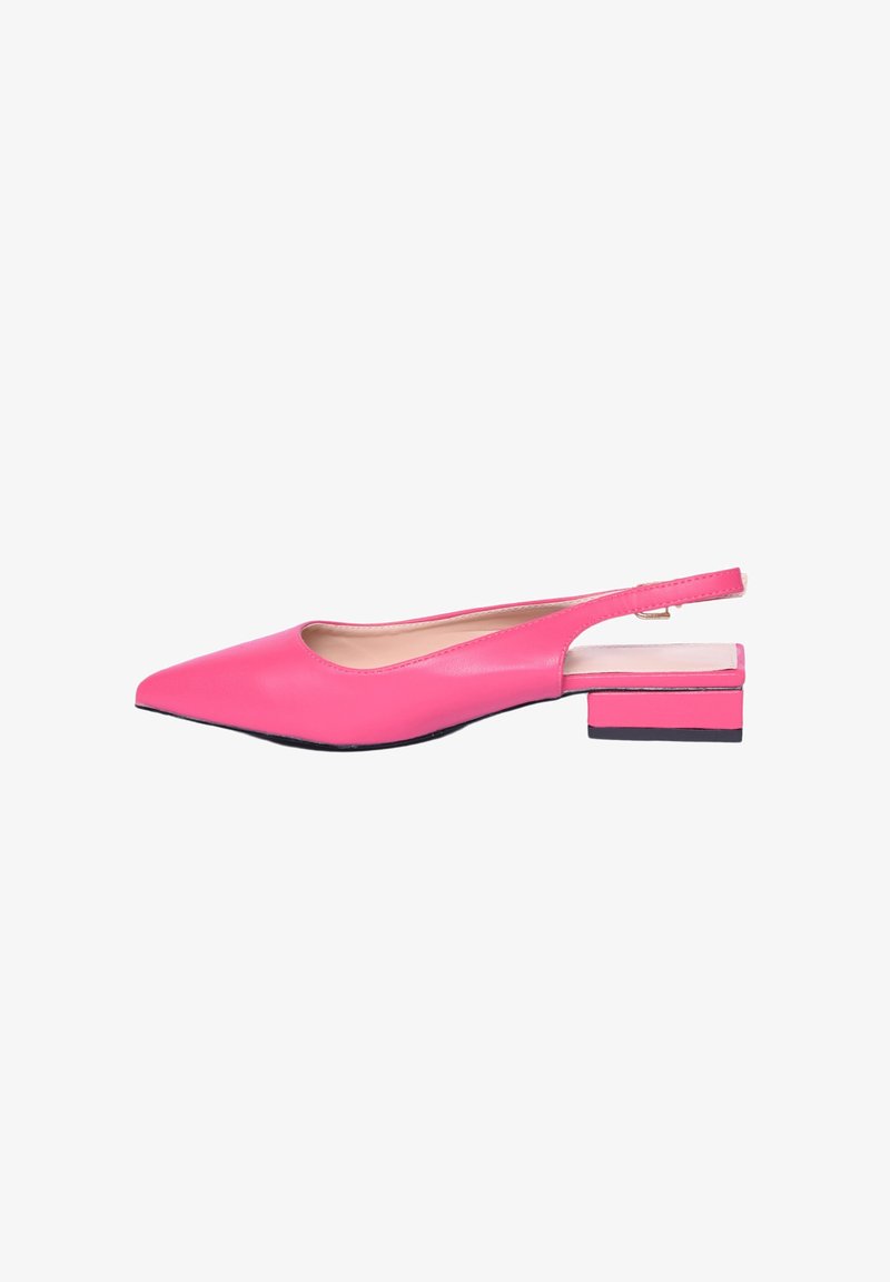 Scarpa slingback in pelle rosa con punta affusolata e tacco basso a blocco con un accento nero. Texture liscia, design minimalista.