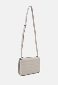 Szara torebka crossbody z imitacji skóry, z pionowym pikowaniem, regulowanym paskiem i prostokątnym kształtem. Charakteryzuje się akcentami w srebrnym kolorze.