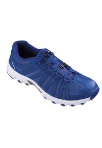 Chaussure de sport bleue avec tige en maille, lacets élastiques et semelle en caoutchouc blanche. Présente un design texturé et un embout renforcé pour une durabilité accrue.
