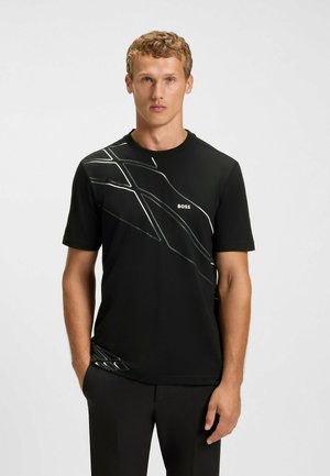 T-shirt nera a maniche corte con design a linea diagonale bianca e logo "BOSS" sul davanti. Realizzata in tessuto morbido e liscio.