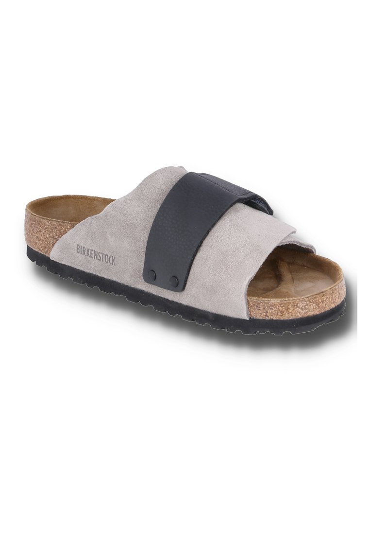 Graue Wildledersandale mit einem schwarzen Riemen, Korkfußbett und Gummisohle. Verfügt über ein minimalistisches Design und genähte Akzente für Langlebigkeit.