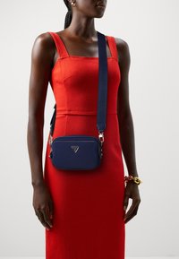 Guess - GEMMA CROSSBODY CAMERA - Taška s příčným popruhem - navy Miniatura obrázku 1