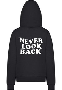 Čierna mikina s kapucňou, ktorá má na chrbte veľký biely text "NEVER LOOK BACK." Obsahuje priestrannú kapucňu a rebrované manžety.