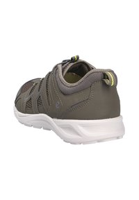 Chaussure de sport verte avec un dessus en mesh respirant, un col rembourré et une semelle en caoutchouc blanc. Présente un design de lacets sécurisé et des accents réfléchissants.