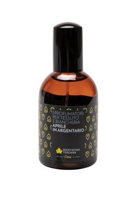 Flacone spray in vetro marrone con tappo nero. Presenta un'etichetta nera con motivi gialli e testo, che indica il nome del prodotto e il marchio.