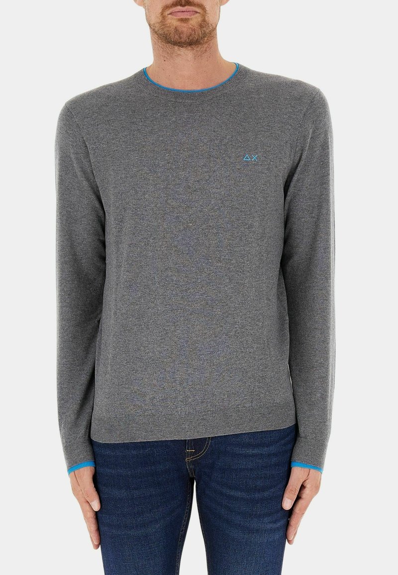 Maglione grigio a maniche lunghe con scollo rotondo, caratterizzato da un accento blu sul colletto e sui polsini, e un piccolo logo sul petto.