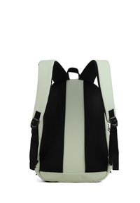 Zaino verde chiaro con dettagli in rete nera, spallacci imbottiti e design snello. Presenta spallacci regolabili e una robusta maniglia di trasporto.