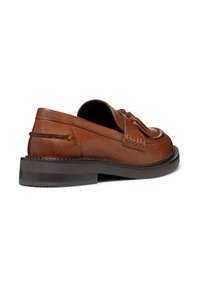 Scarpa slip-on in pelle marrone con dettagli intrecciati, punta arrotondata e suola nera spessa. Presenta cuciture a contrasto e una texture liscia.