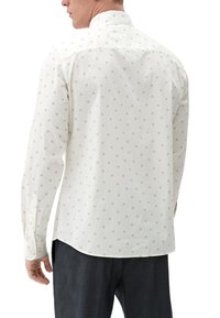 Weißes Langarmhemd mit hellgrauem Rautenmuster, Knopfmanschetten und klassischem Kragen. Glatte Textur und taillierte Passform.