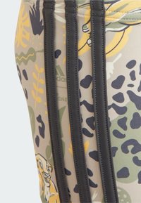 adidas Sportswear DISNEY LION KING - Pantalón de baño - beige semi spark tent green   carbon