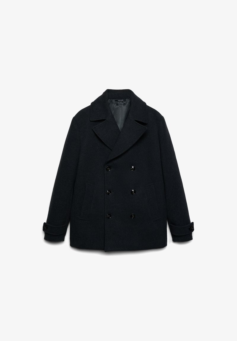 Cappotto peacoat in lana blu scuro, con design doppiopetto, ampi revers, bottoni neri e tasche laterali. Texture morbida con una fodera calda.