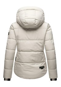 Veste rembourrée de couleur beige clair avec une grande capuche, motif matelassé horizontal et accents noirs sur les manches. Présence d'une étiquette logo à l'ourlet.
