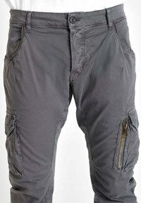 Grijze cargobroek van lichte stof, met meerdere zakken, een ritszak aan de zijkant en een knoopsluiting. Glad textuur en casual pasvorm.