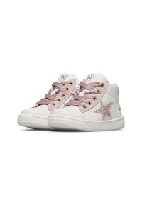 Sneakers alte bianche con dettagli a stella glitterati rosa, occhielli dorati e lacci metallici rosa. Materiale in morbida pelle, suola in gomma testurizzata.