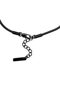 Collana choker nera con texture intrecciata, decorazioni in metallo e un dettaglio di catena pendente con un accento rettangolare.
