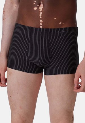 Mustat ja valkoiset raidalliset boxerit, joissa on tiukka istuvuus, vöissä logo, pehmeä kangas ja etupuolella avattava lento.