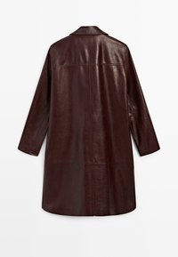 Cappotto in pelle marrone con una trama liscia, maniche lunghe e taglio dritto. Presenta un colletto classico e dettagli di cucitura sul retro.