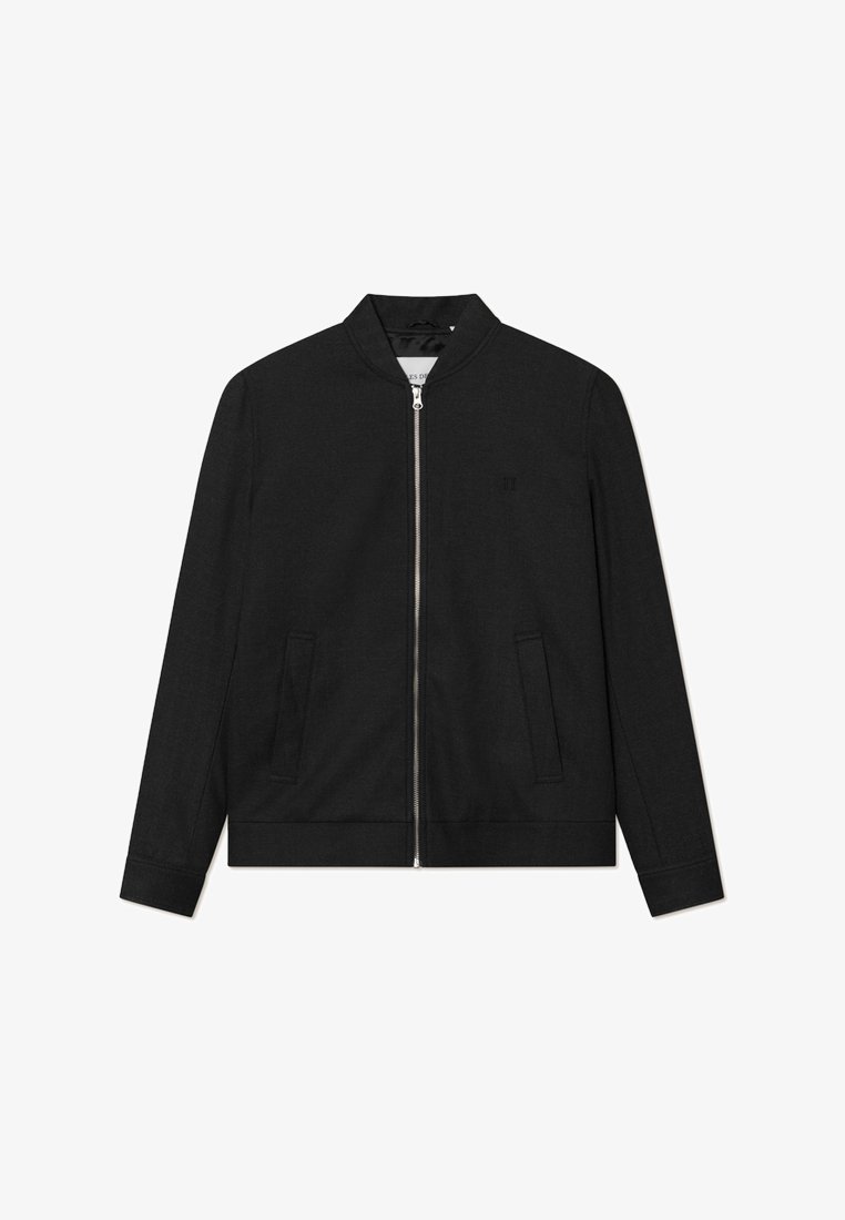Chaqueta bomber negra con cuello alto, cierre frontal y dos bolsillos laterales. Presenta una textura de tela suave y un diseño minimalista.