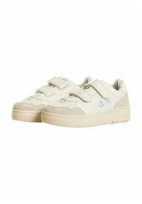 Sneakers bianche con dettagli in suede e cinturini Velcro, caratterizzati da una punta forata, un dettagli minimalista del logo e una suola in gomma.