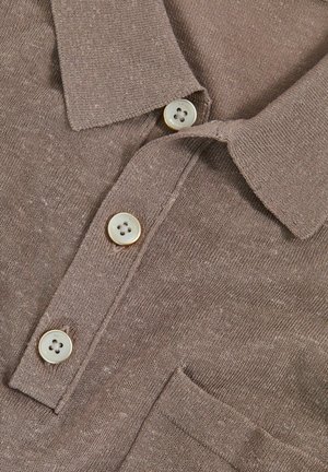 Brun polo skjorte lavet af tekstureret stof, med en spids krave, tre-knaps placket med lyse knapper og en lille lomme.