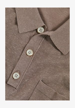 Brun polo skjorte lavet af tekstureret stof, med en spids krave, tre-knaps placket med lyse knapper og en lille lomme.