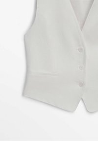 Biała lniana kamizelka z dekoltem w serek, pięcioma guzikami i boczną kieszenią, charakteryzująca się gładką fakturą i dopasowanym fasonem.