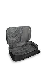 Borsa da viaggio nera, forma rettangolare, realizzata in tessuto resistente. Presenta un interno grigio con diversi scompartimenti, strap elastici e una tasca in rete con zip.