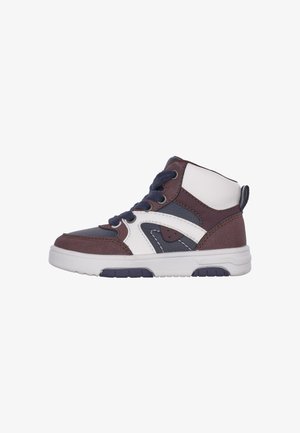 Sneaker alte in marrone, blu navy e bianco. Presentano pelle texturizzata, collare imbottito e lacci, con suola in gomma.