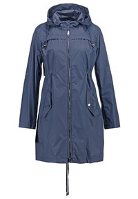 Veste imperméable bleu marine avec capuche, fermeture éclair à l'avant, taille ajustable par cordon de serrage, et deux poches latérales. Matériau lisse, coupe mi-longue.